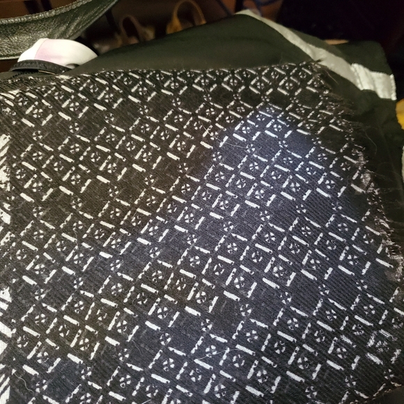 Kate and Leo scarf - Picture 2 of 2